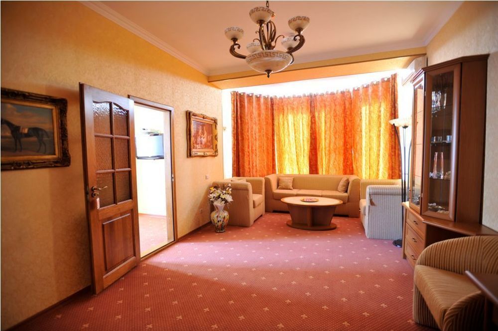 Diplomat Club Hotel Chişinǎu Buitenkant foto